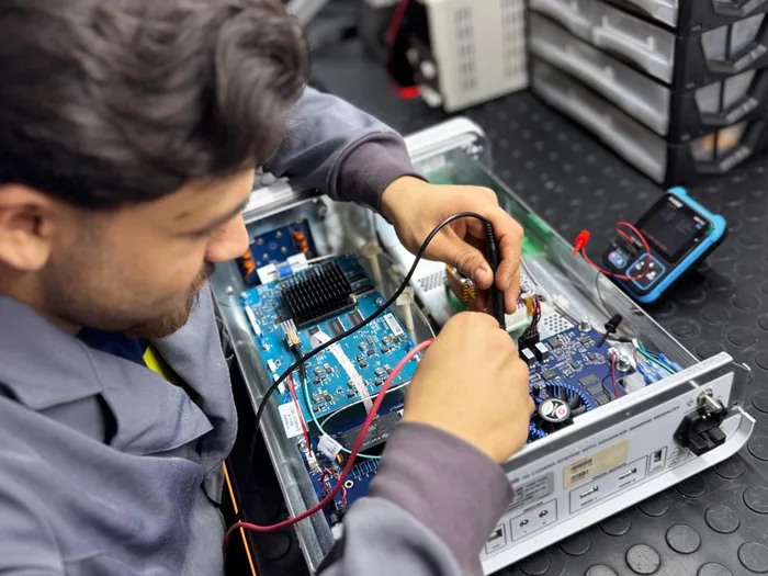 Equipe verificando imagem de endoscópio em monitor