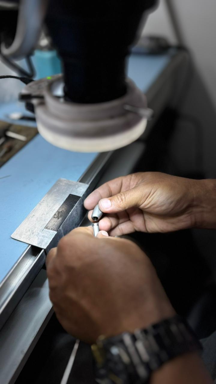 Técnico em manutenção de equipamento cirúrgico