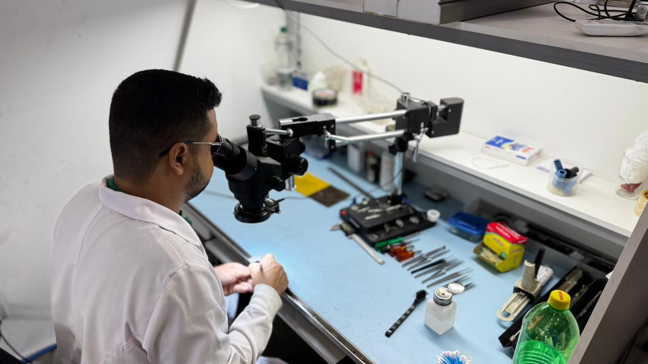 Técnico especializado em equipamento de vídeo cirurgia
