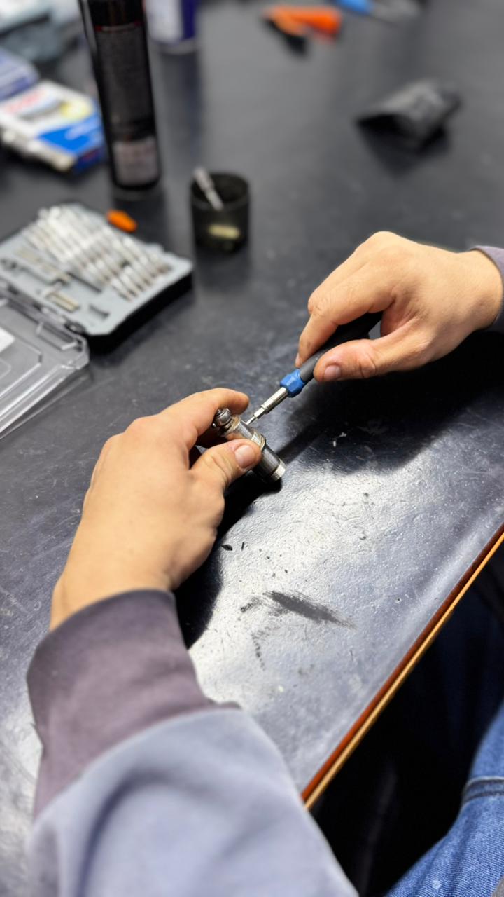 Técnico realizando manutenção de precisão sob microscópio
