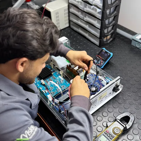 Técnico especializado em equipamento de vídeo cirurgia
